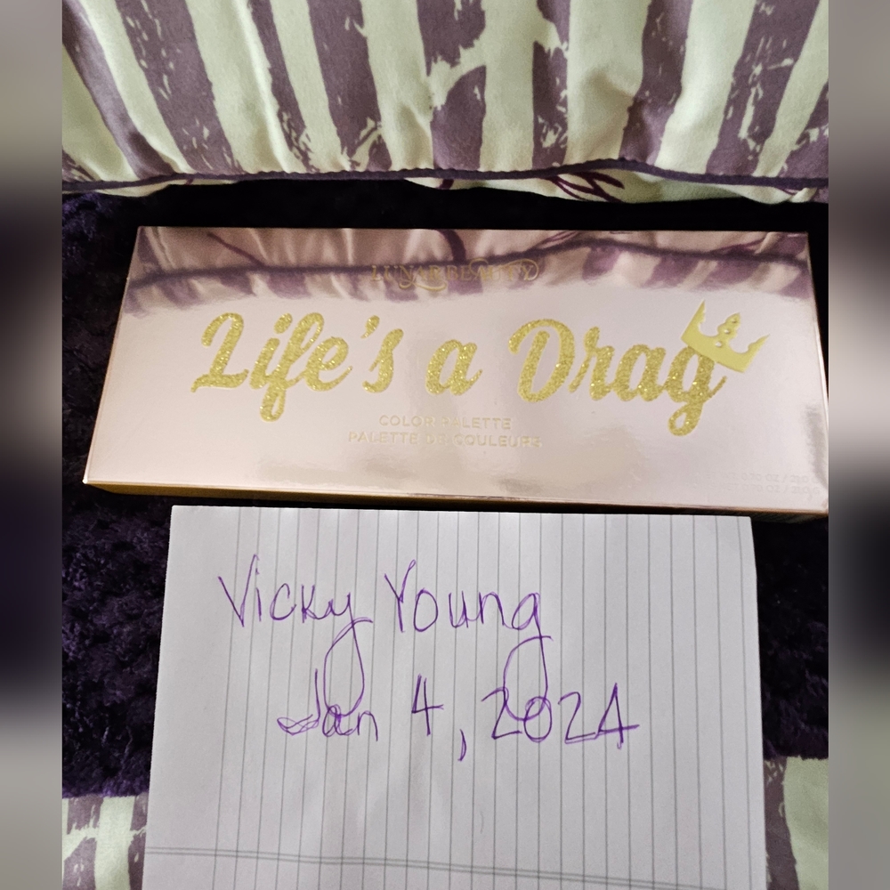 LUNAR BEAUTY Life's a Drag Palette